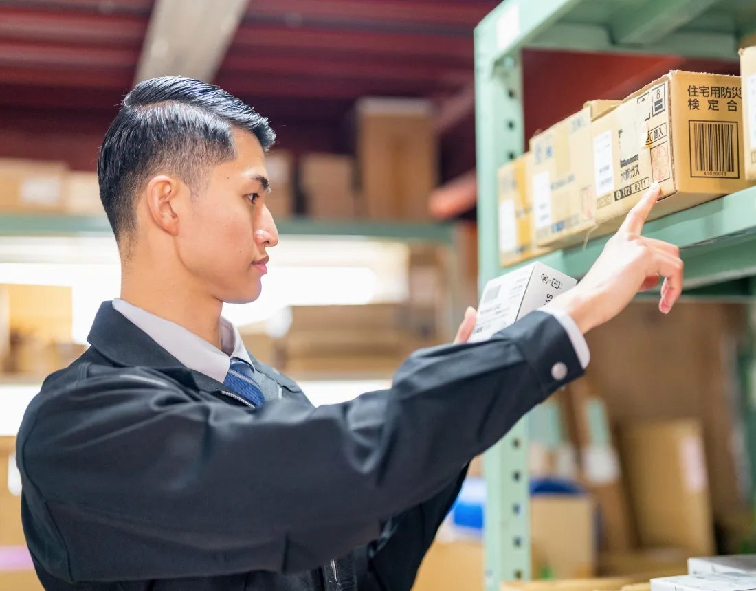 倉庫の物品を点検しているスタッフの様子