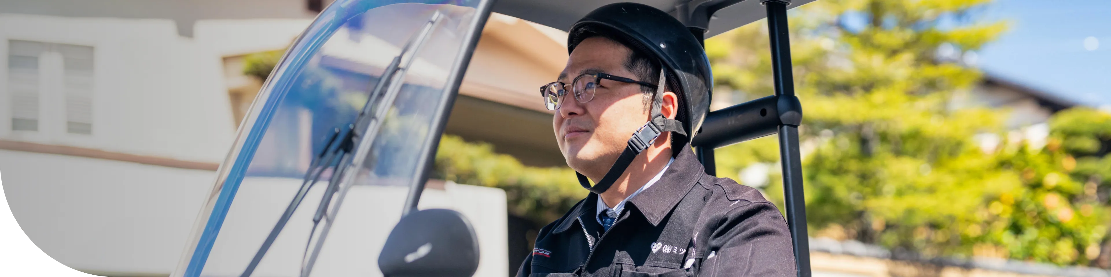 社用スクーターを運転しているスタッフの写真