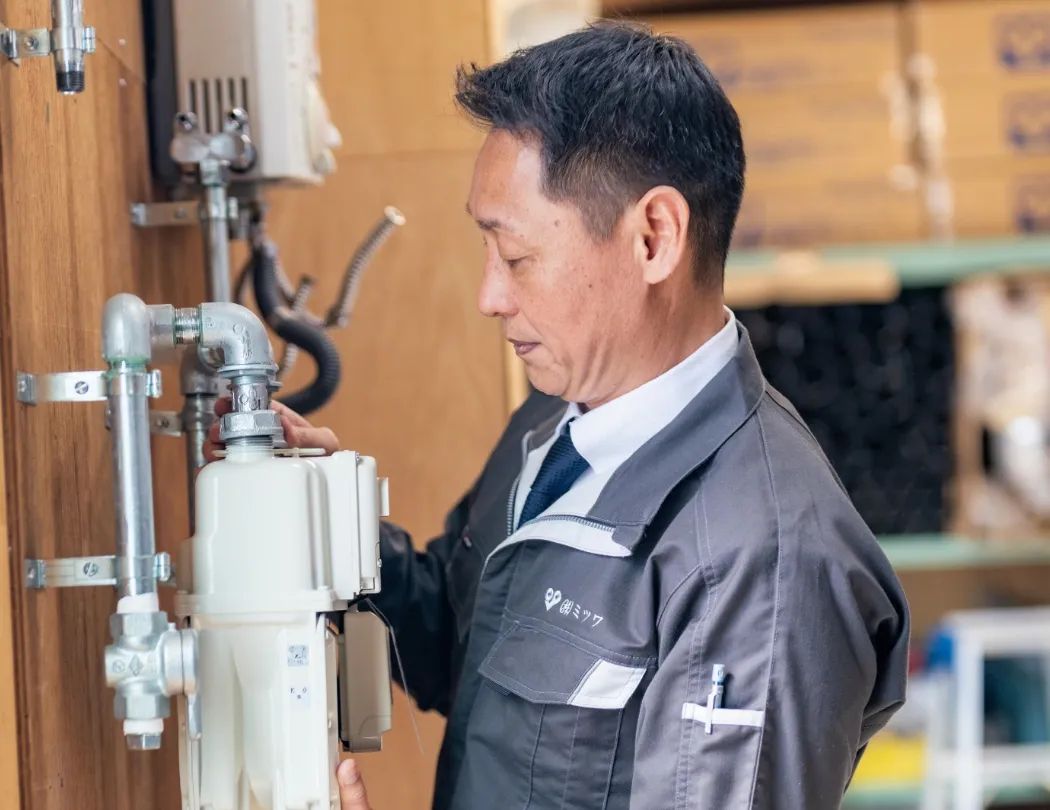 ガス機器の点検をしているスタッフの様子