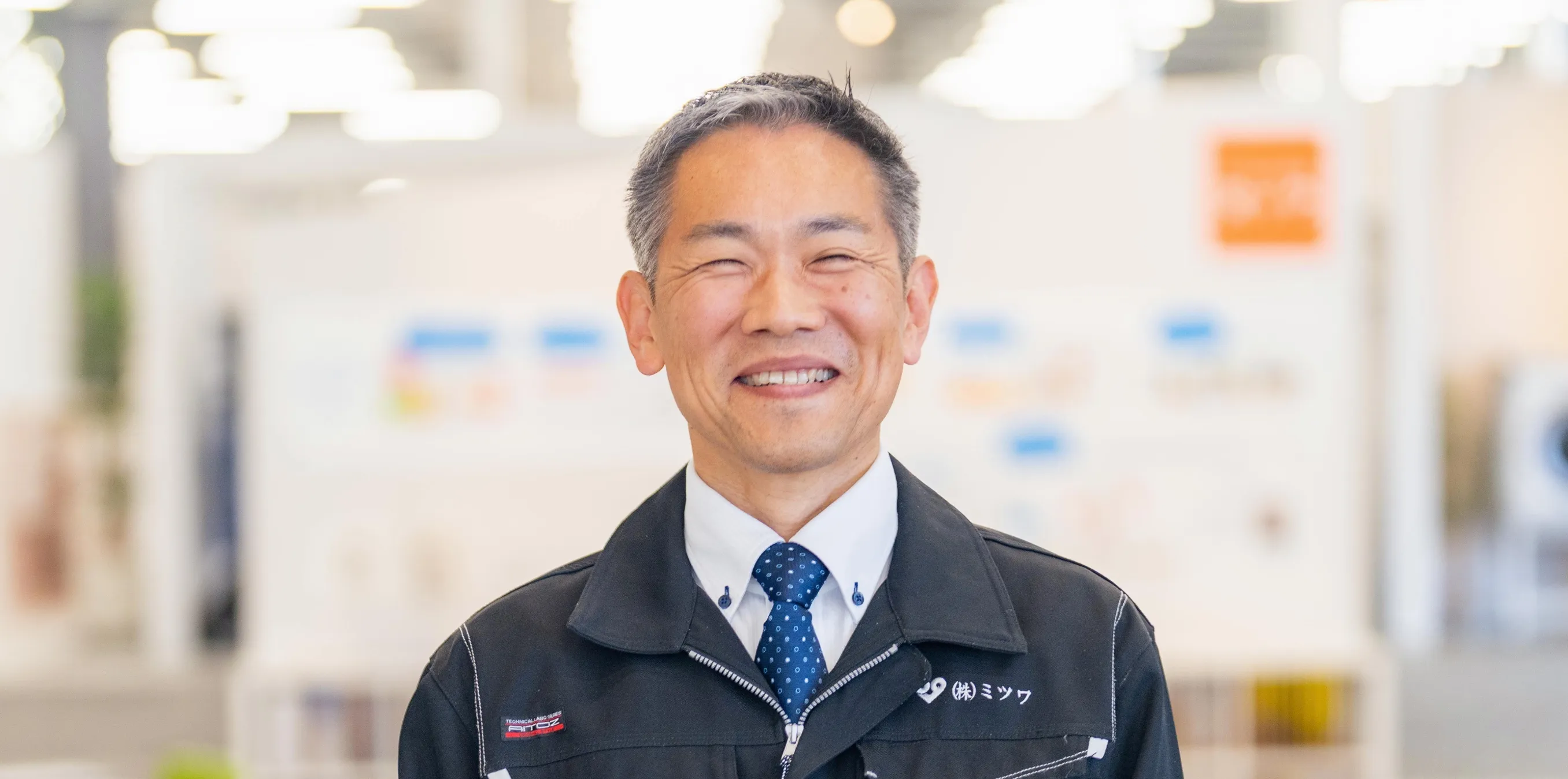 正面を向いてはにかんでいるスタッフの写真