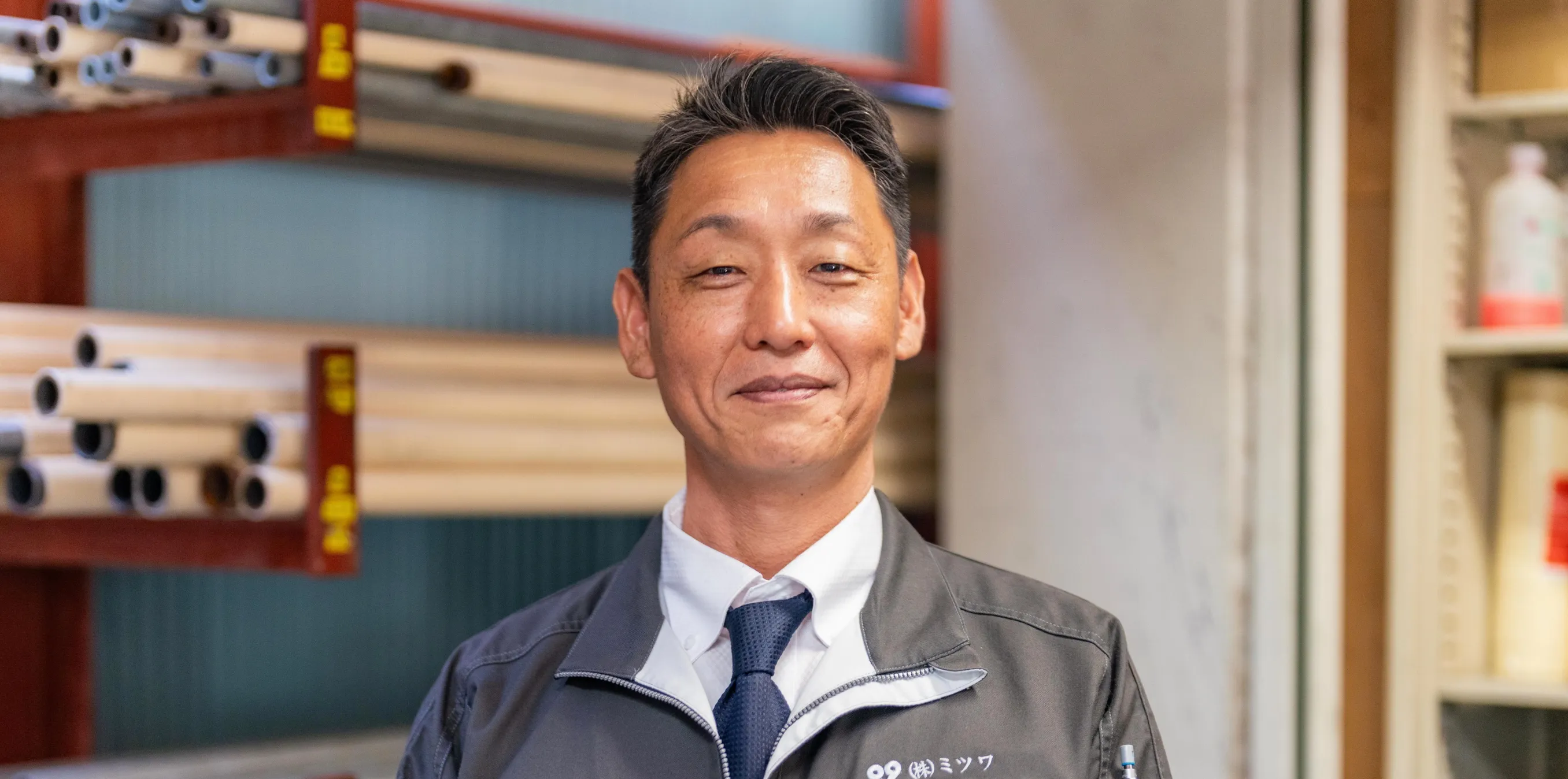 まっすぐ前を向いているスタッフ